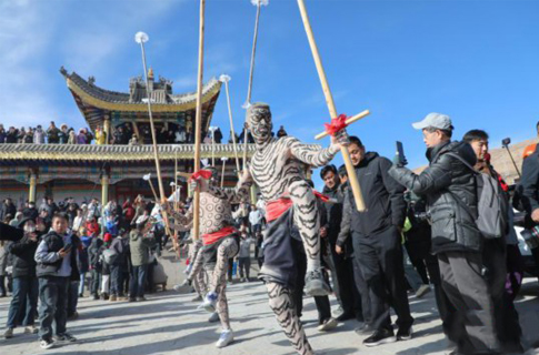 青海古村“於菟”跃古堡 祈福新年平安